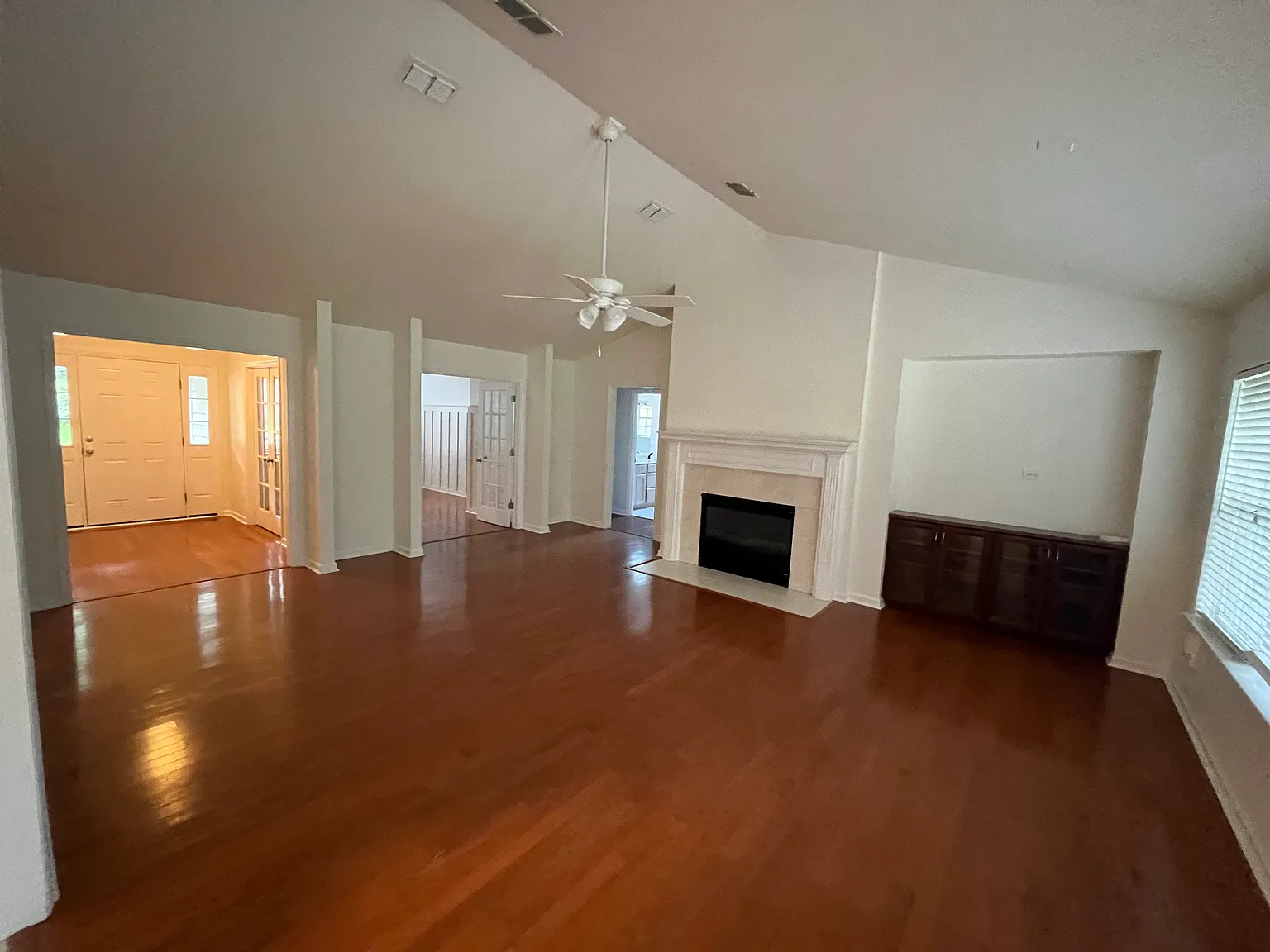 4 bed, 2236 sqft, $3,100 — Photo 4
