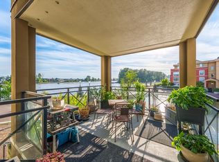 2 Renaissance Sq #204, New Westminster, BC V3M6K3
