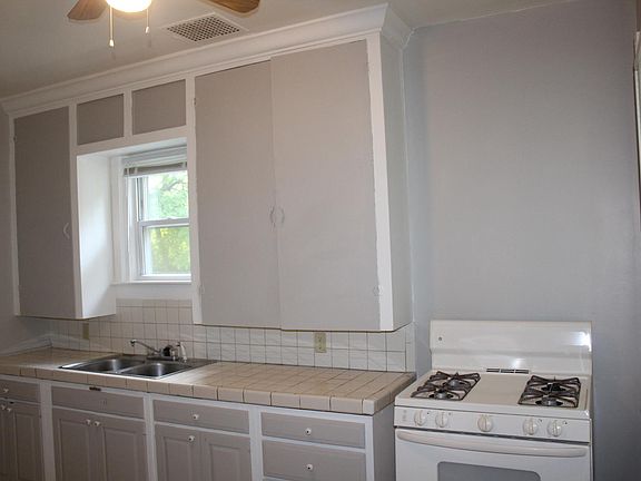 3rd image of 828 Gibson St APT 1