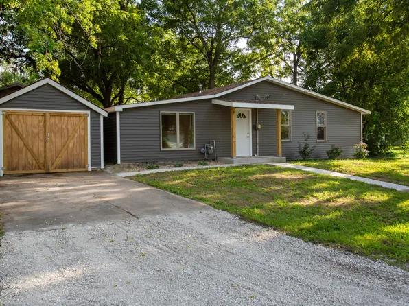 117 Clark St, Chenoa, IL 61726