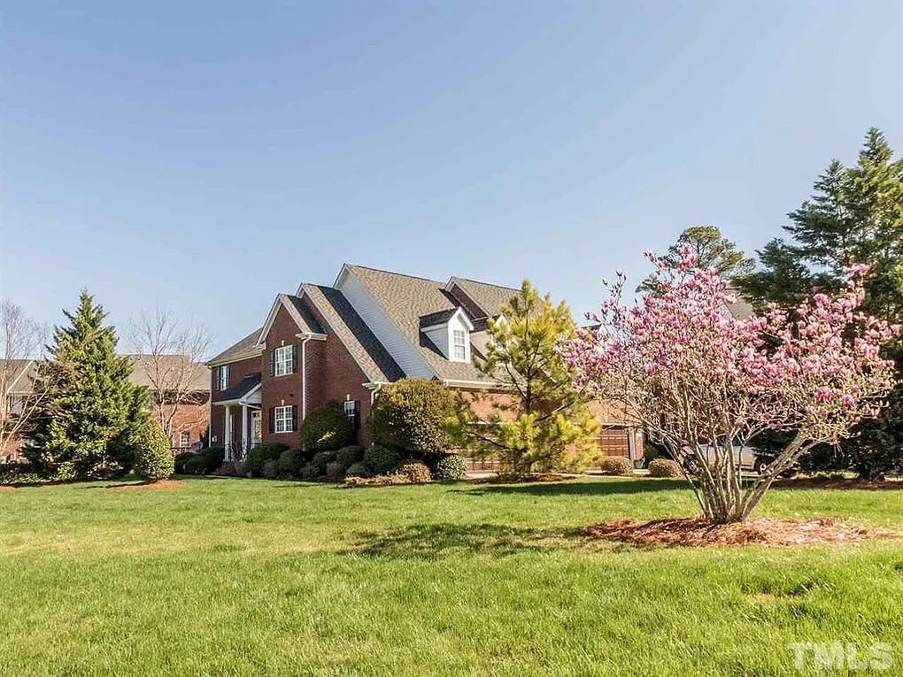 4 bed, 3.5 bath, 2427 sqft, $2,500 — Photo 1