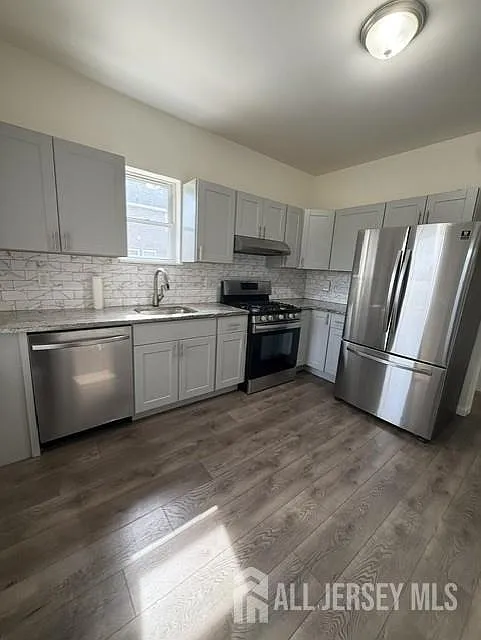 4 bed, 7.0 bath, 3043 sqft, $3,200 — Photo 1