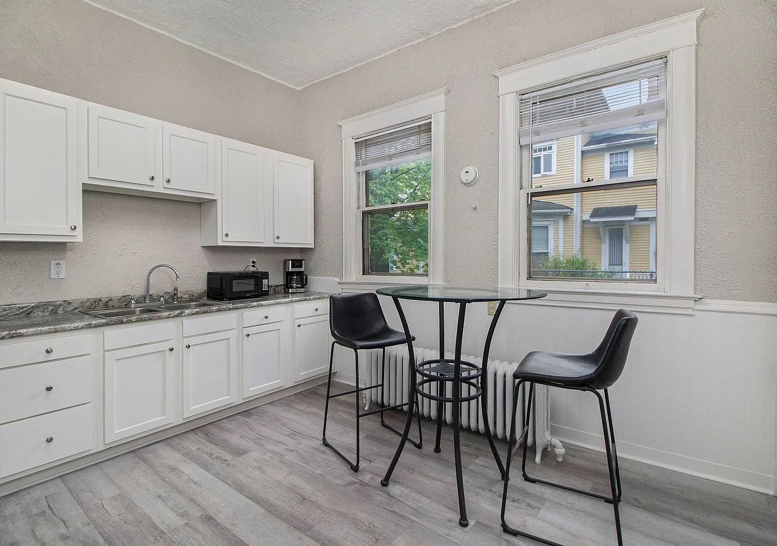 Beautifully Remodeled Furnished One Bedroom in Sloan with tons of windows and old world charm! — Photo 1