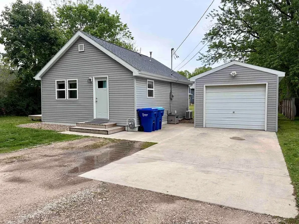 400 8th Ave SE, Independence, IA 50644