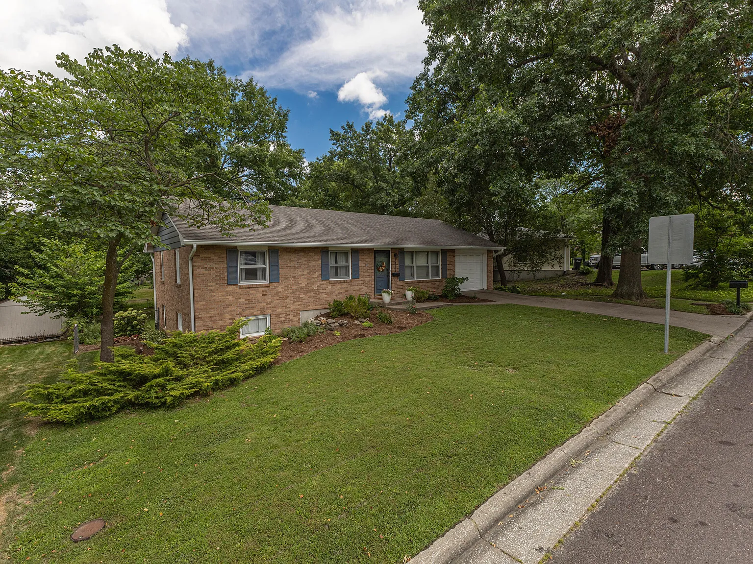 5 bed, 2.5 bath, 2296 sqft, $2,000 — Photo 2