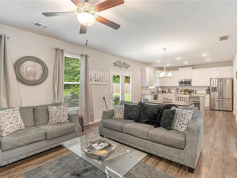 Lexington Place Dr — Photo 4