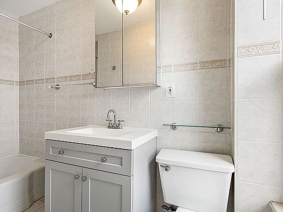 5th image of 176 Eckford St Floor 2