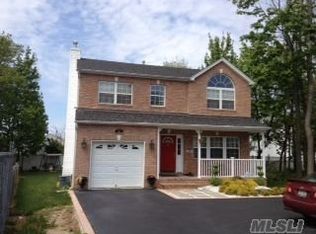 521 N Wellwood Ave, Lindenhurst, NY 11757