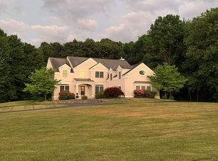 19 Michaels Ln, Poughkeepsie, NY 12603