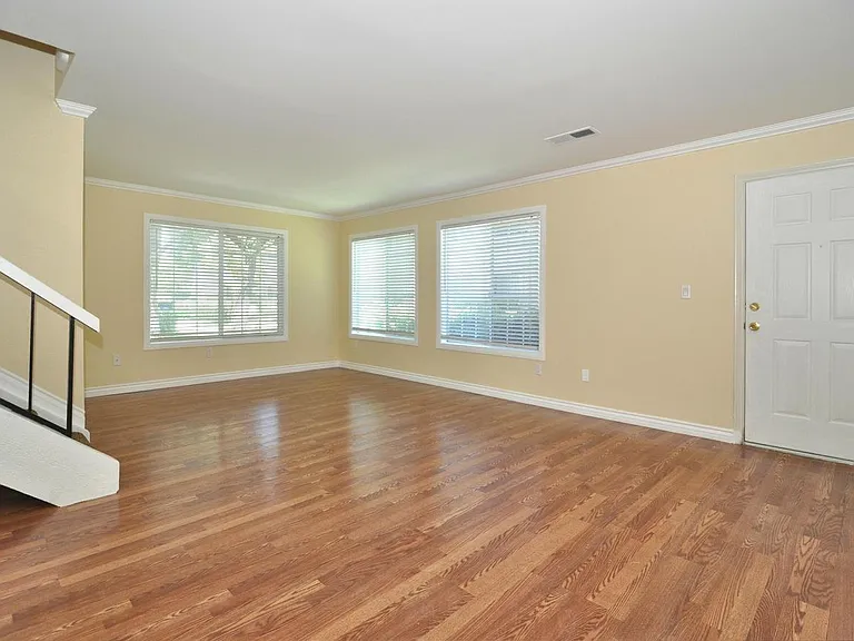 19200 Hamlin St #4 — Photo 7
