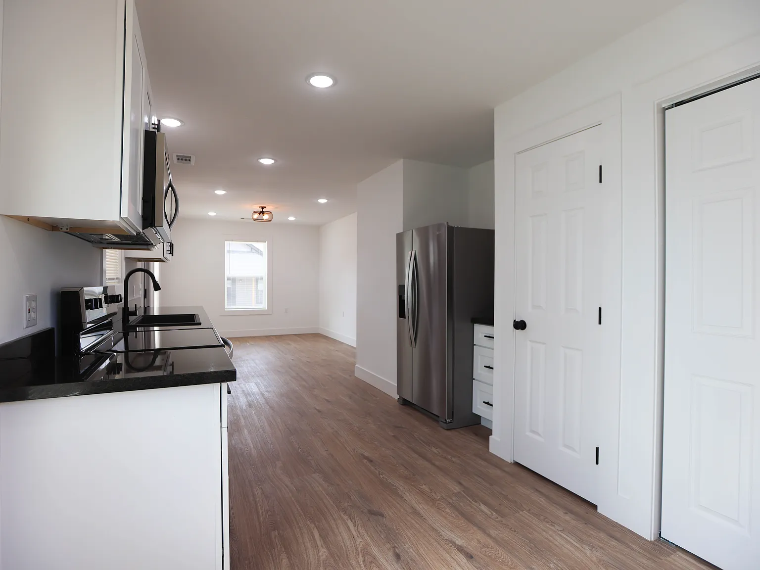 2 bed, 704 sqft, $900 — Photo 4