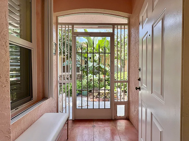 315 Coral Trace Ln — Photo 2
