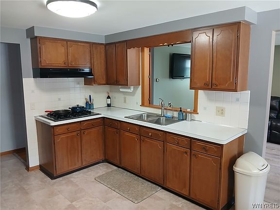 3rd image of 27 Syracuse St