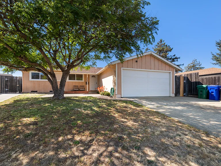 308 Highlands Pl — Photo 1