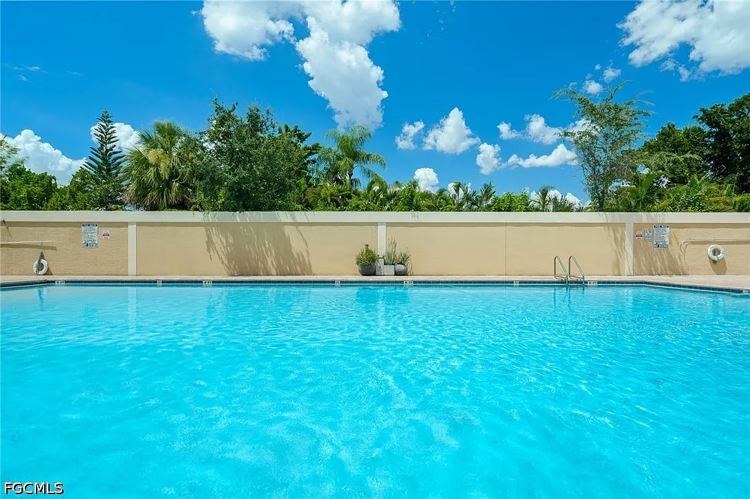 2 bed, 1.0 bath, 918 sqft, $2,400 — Photo 2