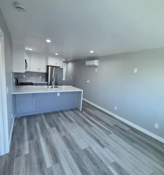 5353 S Harcourt Ave — Photo 5