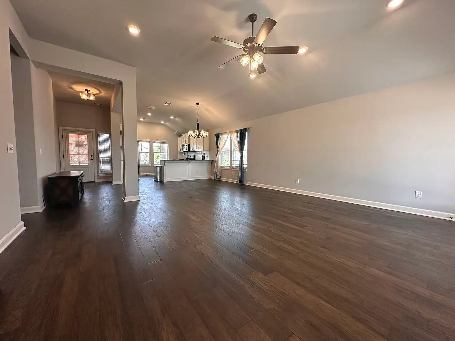 3 bed, 1682 sqft, $1,745 — Photo 2