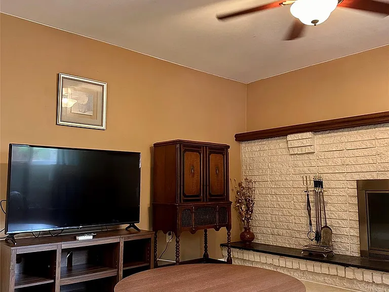 6942 Leslee Crest Dr — Photo 10
