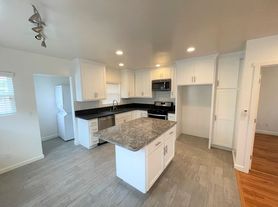 Remodeled Midtown Apartment w/Air Conditioning!, 1 br / 1.0 ba, $2350