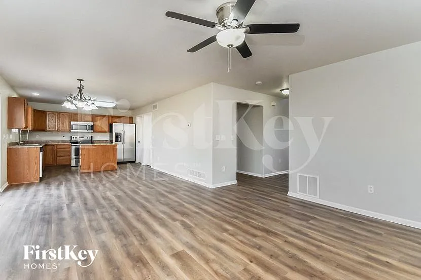6 bed, 3.5 bath, 2813 sqft, $2,560 — Photo 4