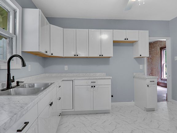 3rd image of 212 E Yates St