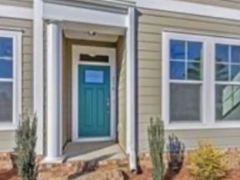 230 Johnston Dr — Photo 2