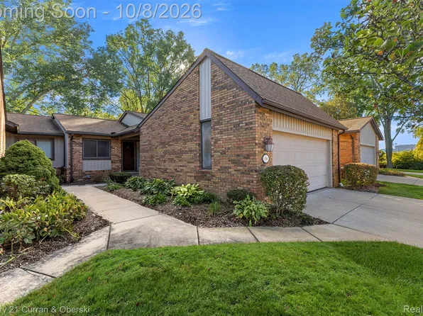 4588 Laurel Club Cir, West Bloomfield, MI 48323