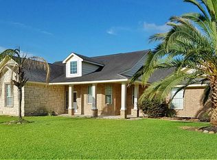 10042 Palm Dr, Mont Belvieu, TX 77523