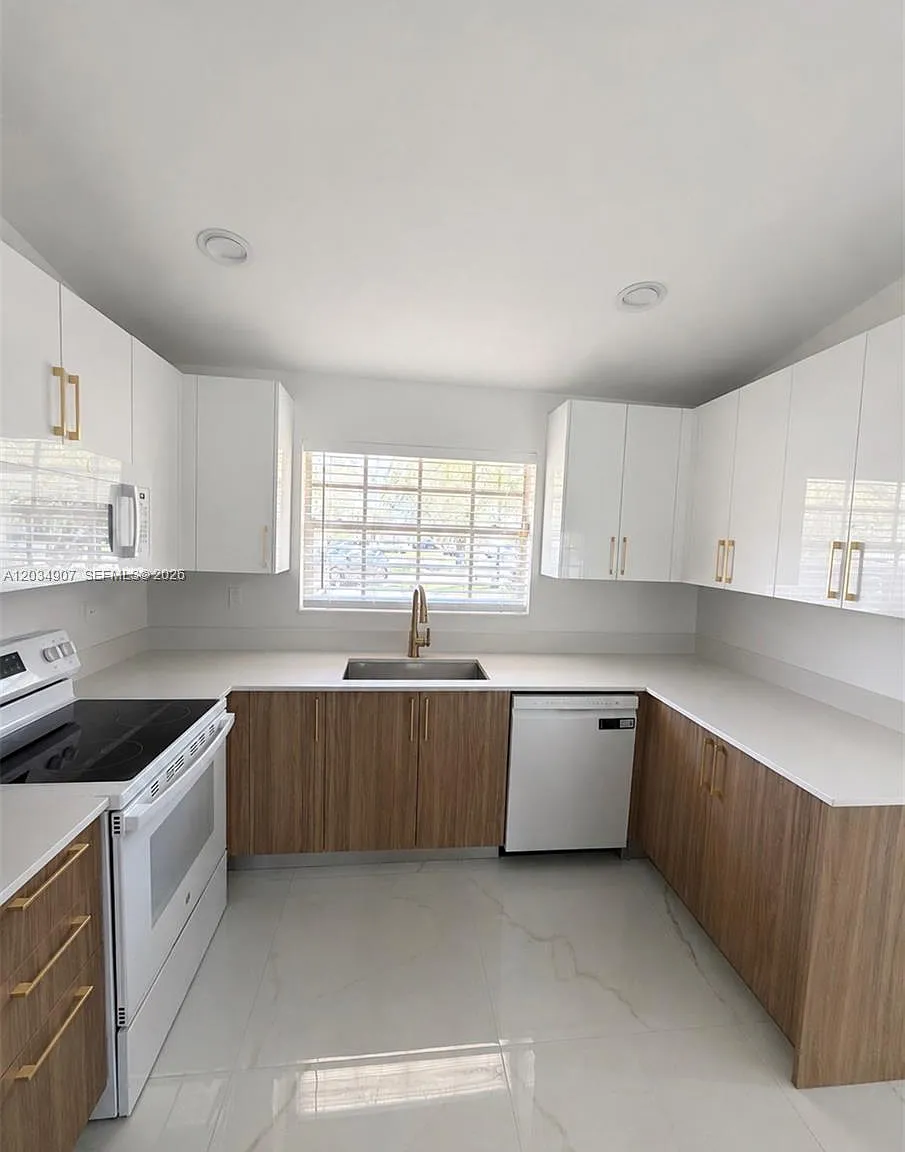 3 bed, 2.0 bath, $3,700 — Photo 3