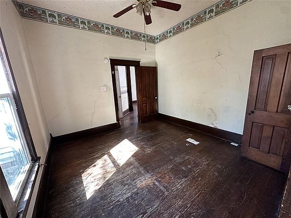 5th image of 710 W 2nd St
