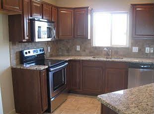 Granit counters Travertine backsplash Stanless appliances