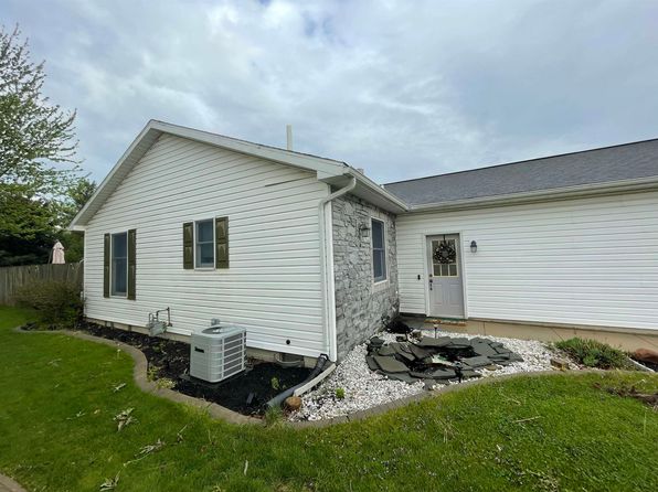 1374 Maple Ln, Nappanee, IN 46550