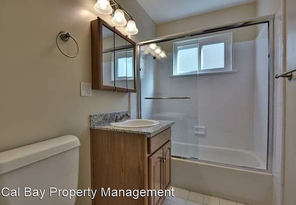 4th image of 948 Ravenscourt Ave APT 4