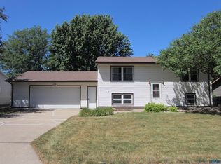 205 Perry Ln, Harrisburg, SD 57032