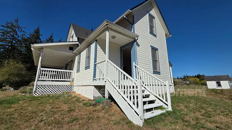 4 bed, 2.5 bath, 2800 sqft, $2,500 — Photo 3