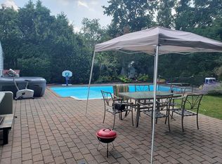 214 Lawrence Ln, Glen Cove, NY 11542