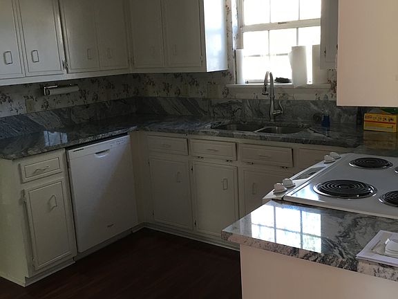 Kitchen w/Granite