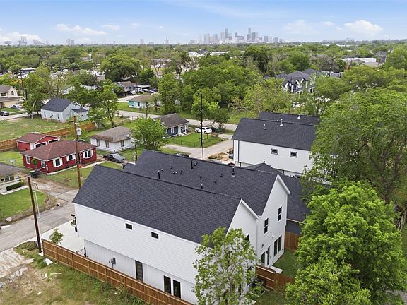 3rd image of 6815 Paris St