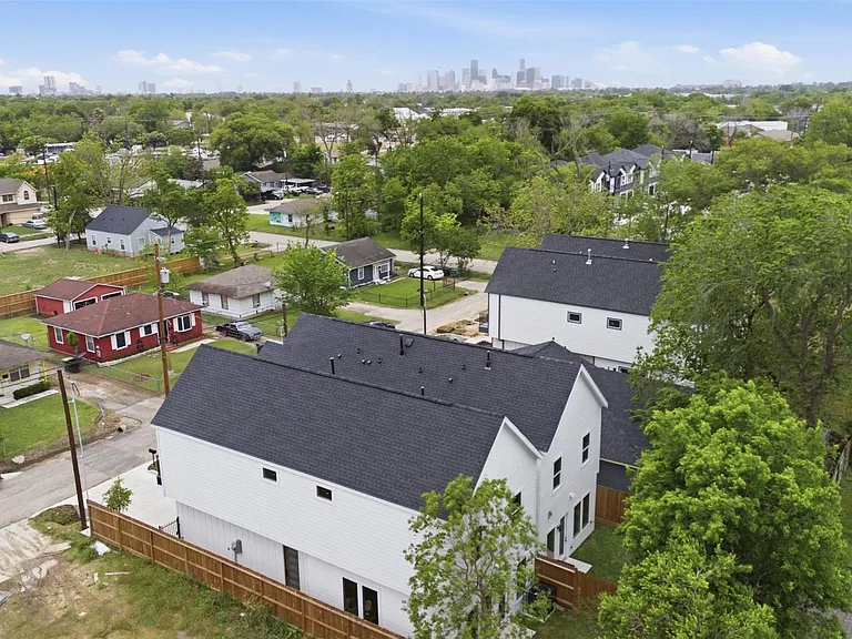 6815 Paris St — Photo 3