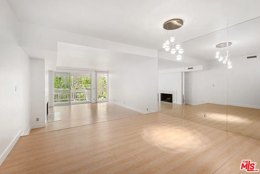 2 bed, 2.0 bath, 1966 sqft, $5,195 — Photo 2