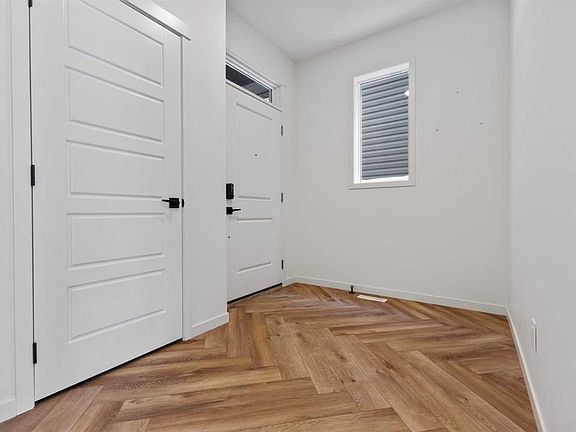 3rd image of 229 Calhoun Cres NE