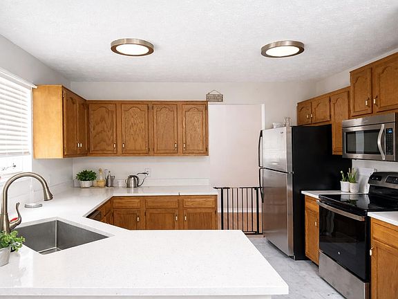 3rd image of 901 SW Gaitor Avenue