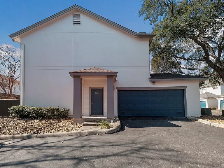 Castle Hills Townhomes — Photo 24