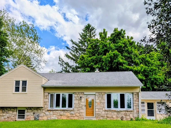 15 N Forge Manor Dr, Phoenixville, PA 19460