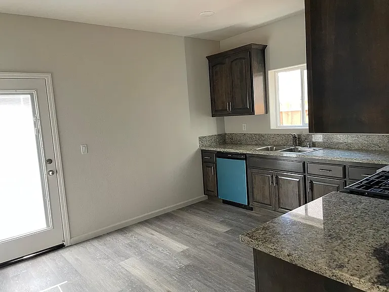 661 Granada Ct — Photo 5
