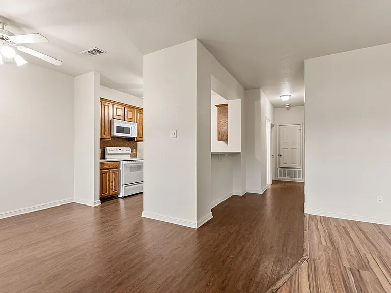 2100 Breezy Dr — Photo 12
