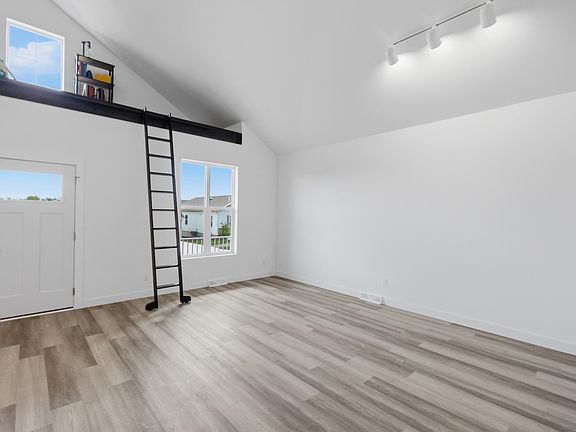 3rd image of 106 Lupine Ave