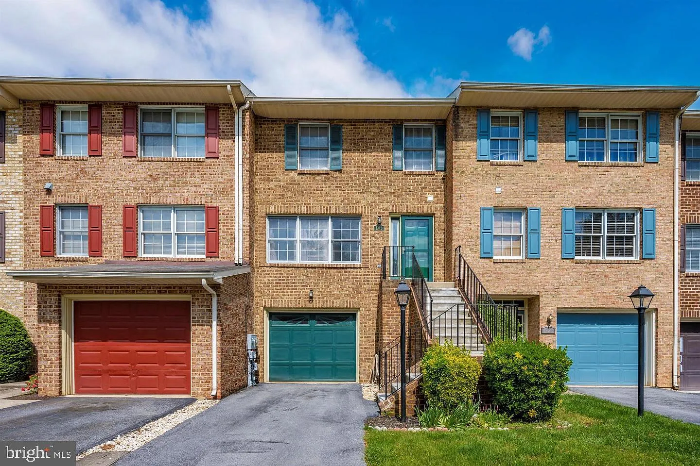 3 bed, 3.5 bath, 1920 sqft, $2,050 — Photo 1