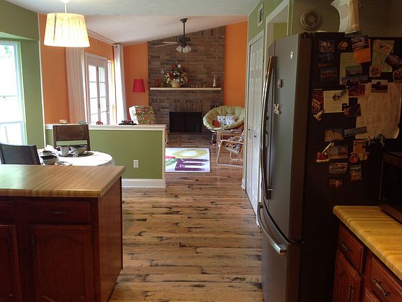 Kitchen. New GE appliances stay