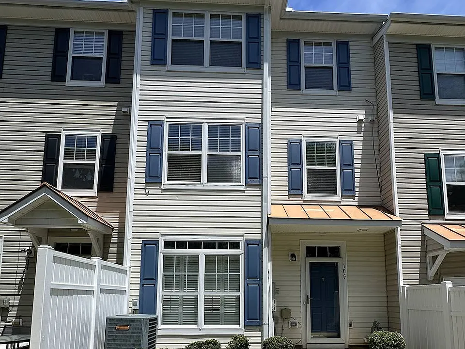 2210 Valley Edge Dr #105